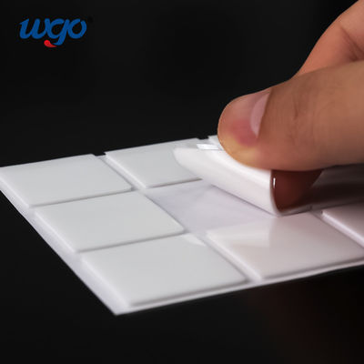 los puntos gomosos del pegamento de 15m m Restickable graban el cuadrado echado a un lado doble claro de la cinta